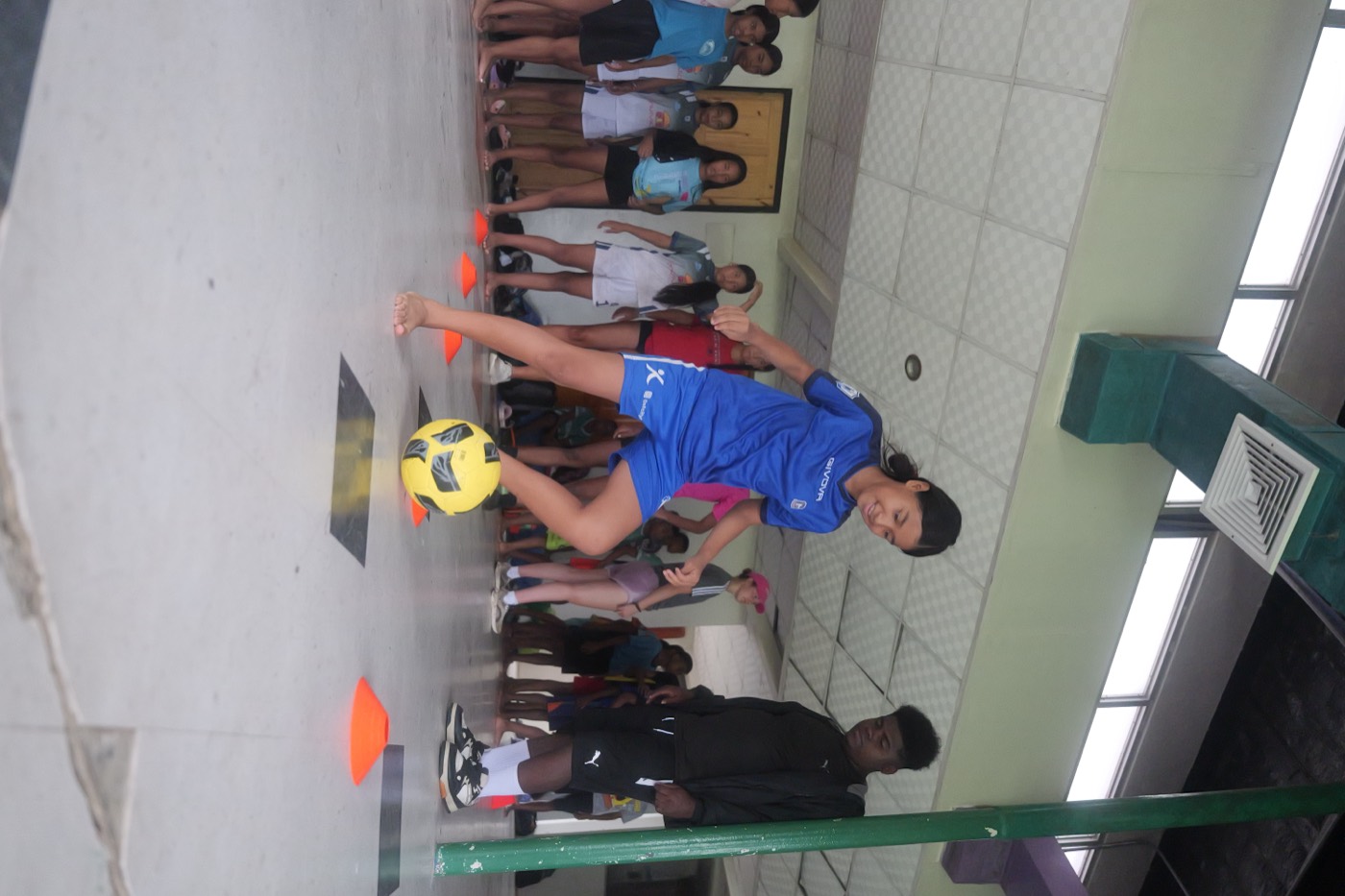Atleta de ADC en un ejercicio de control de balón con conos