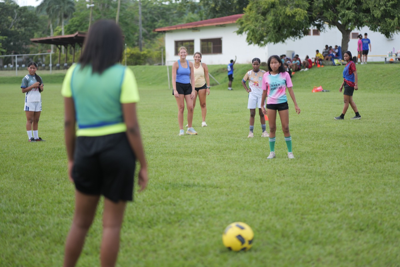 Niñas de ADC durante un entrenamiento de fútbol