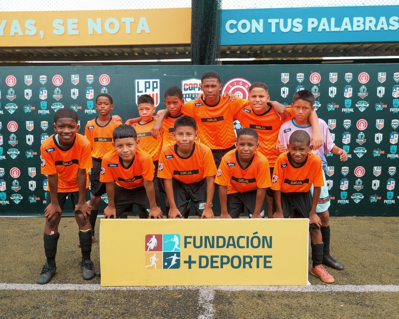 Equipo infantil de AD Curundú en el campo, destacado por Newsroom Panamá