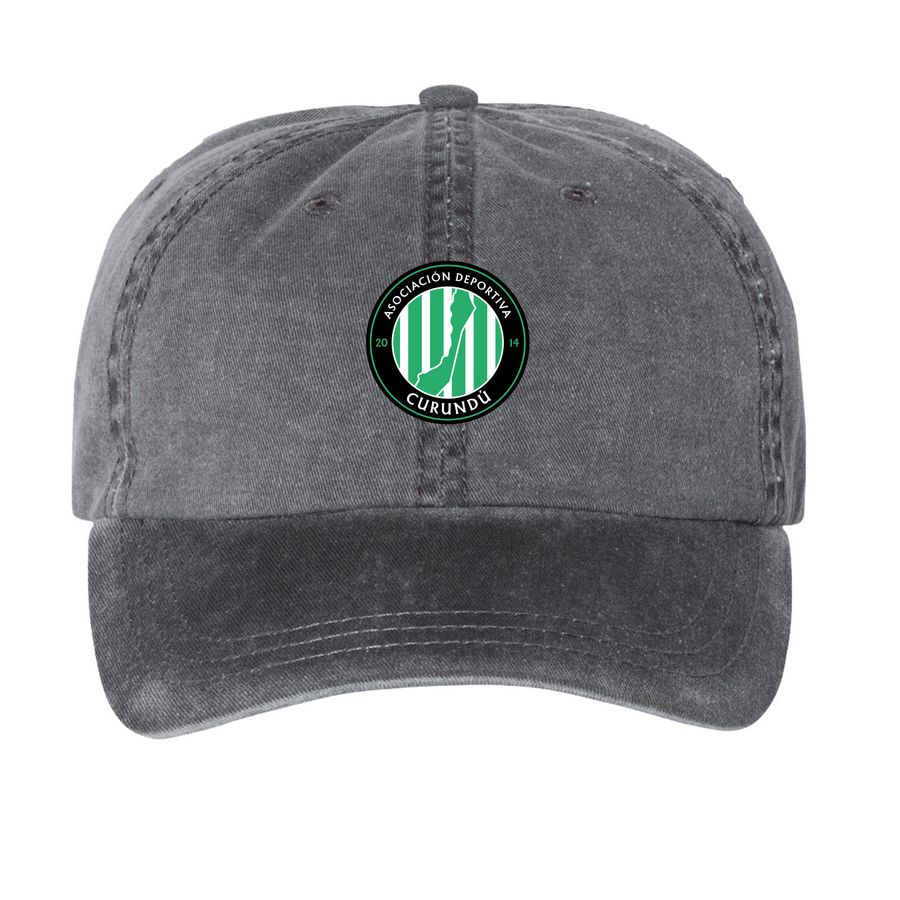 Gorra Pigment Dye estampada de AD Curundú, gris carbón con el escudo verde de ADC